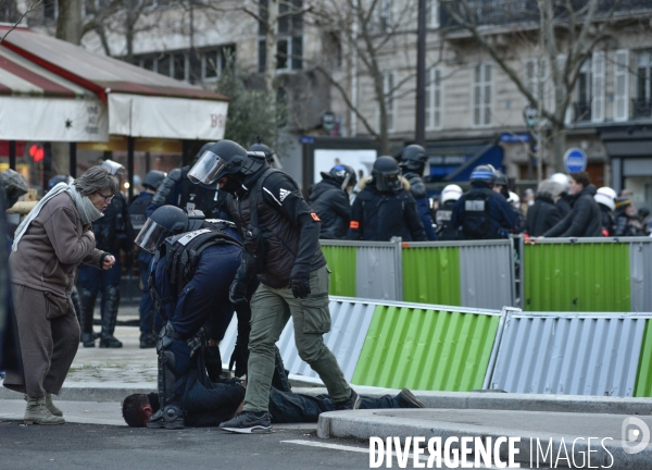 Affrontements GILETS JAUNES  et POLICE le 18 janvier 2020, à Paris. Yellow vests 18 janvier 2020 in Paris.