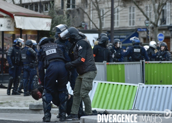 Affrontements GILETS JAUNES  et POLICE le 18 janvier 2020, à Paris. Yellow vests 18 janvier 2020 in Paris.