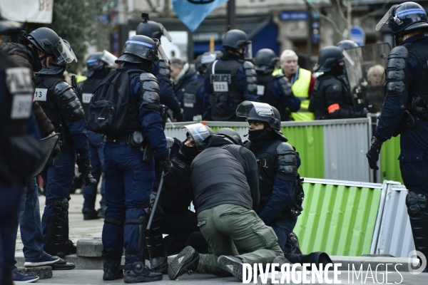 Affrontements GILETS JAUNES  et POLICE le 18 janvier 2020, à Paris. Yellow vests 18 janvier 2020 in Paris.