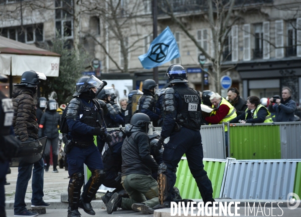 Affrontements GILETS JAUNES  et POLICE le 18 janvier 2020, à Paris. Yellow vests 18 janvier 2020 in Paris.