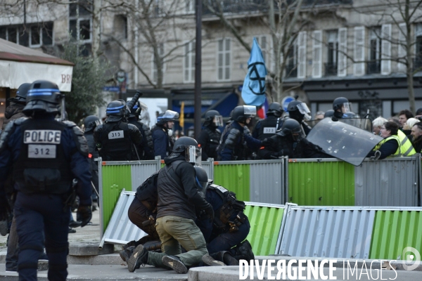 Affrontements GILETS JAUNES  et POLICE le 18 janvier 2020, à Paris. Yellow vests 18 janvier 2020 in Paris.