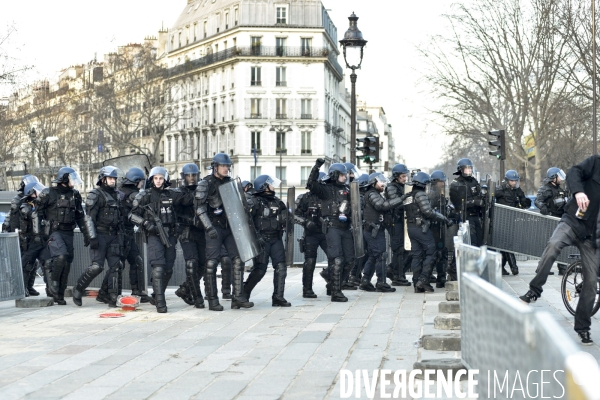 Affrontements GILETS JAUNES  et POLICE le 18 janvier 2020, à Paris. Yellow vests 18 janvier 2020 in Paris.