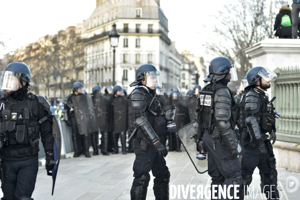 Affrontements GILETS JAUNES  et POLICE le 18 janvier 2020, à Paris. Yellow vests 18 janvier 2020 in Paris.