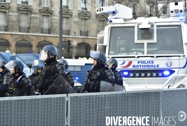 Affrontements GILETS JAUNES  et POLICE le 18 janvier 2020, à Paris. Yellow vests 18 janvier 2020 in Paris.