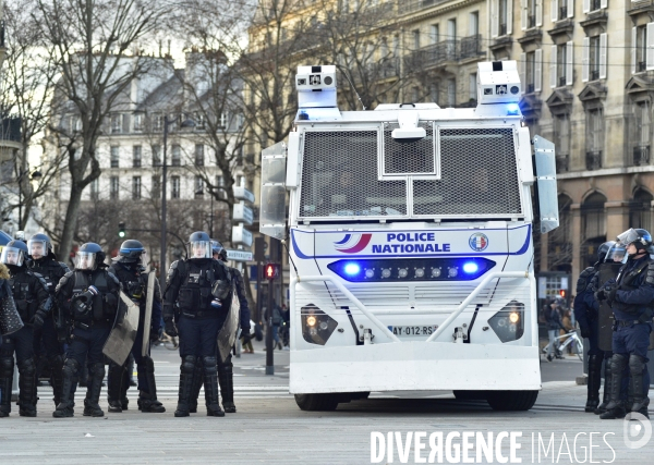 Affrontements GILETS JAUNES  et POLICE le 18 janvier 2020, à Paris. Yellow vests 18 janvier 2020 in Paris.