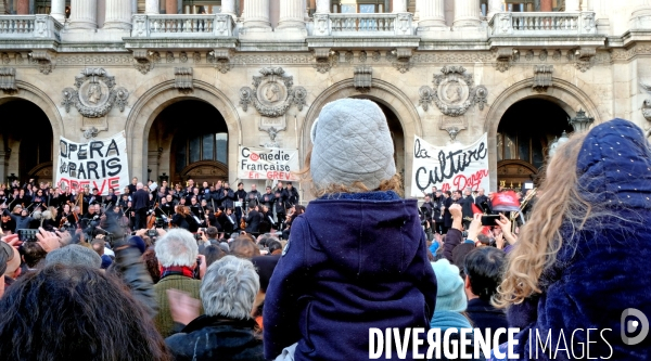 En gréve, l  Opéra de Paris organise un concert sur son parvis