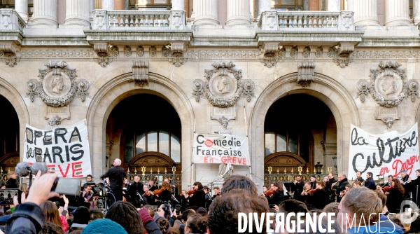 En gréve, l  Opéra de Paris organise un concert sur son parvis