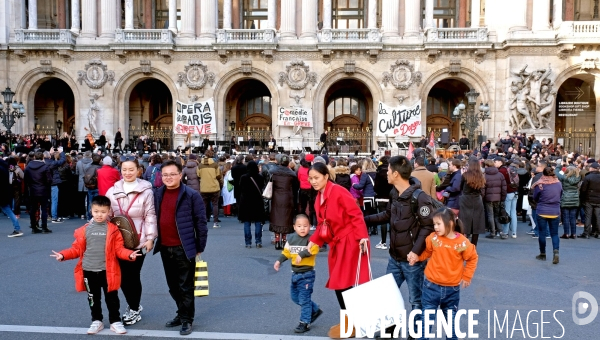 En gréve, l  Opéra de Paris organise un concert sur son parvis