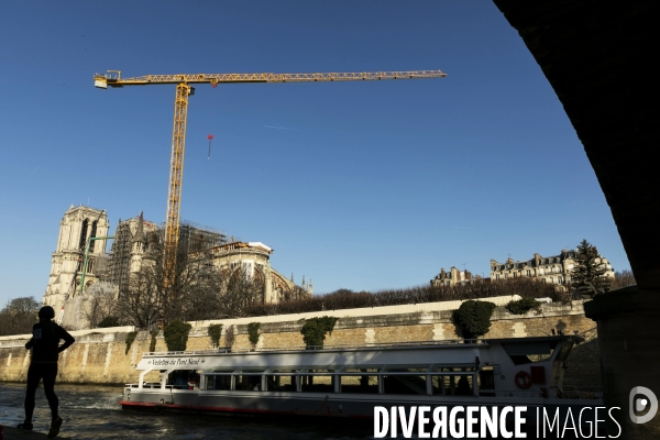 Une grue géante au chevet de Notre-Dame de Paris.