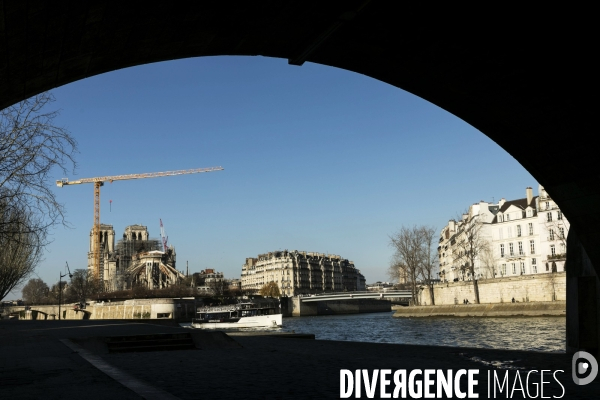 Une grue géante au chevet de Notre-Dame de Paris.