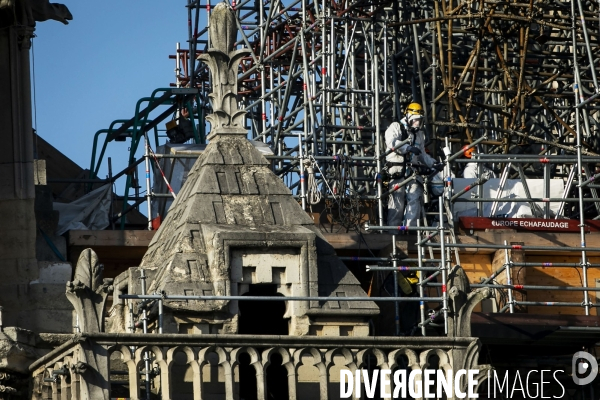 A Notre-Dame de Paris, l échafaudage menace toujours.