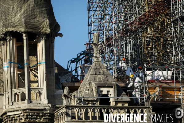 A Notre-Dame de Paris, l échafaudage menace toujours.