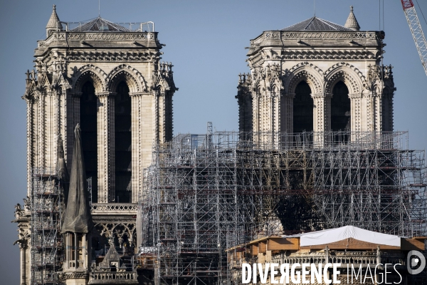 A Notre-Dame de Paris, l échafaudage menace toujours.