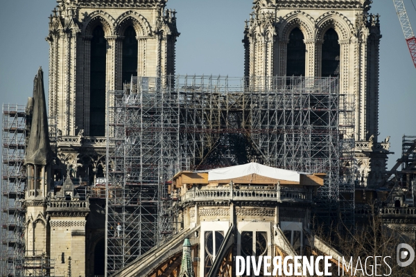 A Notre-Dame de Paris, l échafaudage menace toujours.