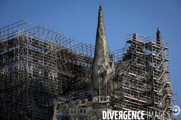 A Notre-Dame de Paris, l échafaudage menace toujours.