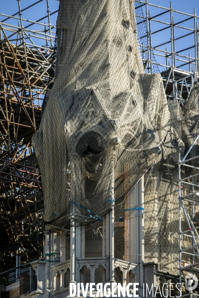 A Notre-Dame de Paris, l échafaudage menace toujours.