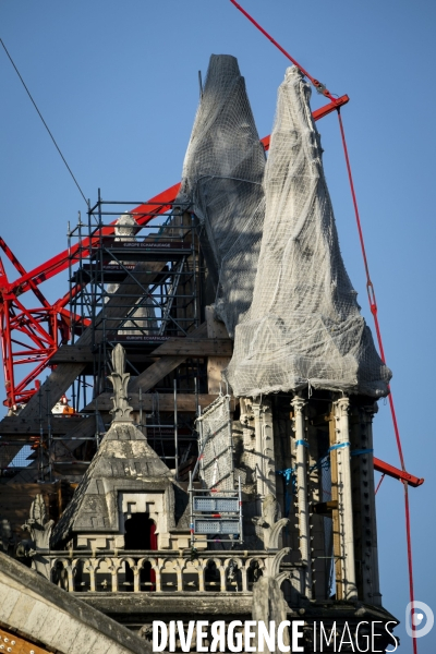 A Notre-Dame de Paris, l échafaudage menace toujours.