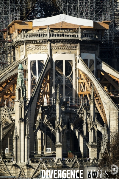 A Notre-Dame de Paris, l échafaudage menace toujours.