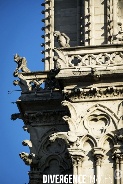 A Notre-Dame de Paris, l échafaudage menace toujours.