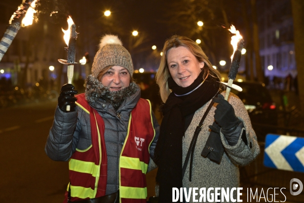 Marche aux flambeaux, contre la réforme des retraites du 23 janvier 2020, à Paris. National strike of 23 janvier 2020 in Paris.