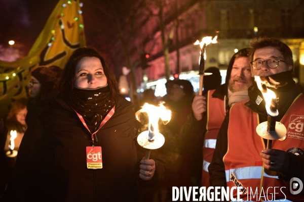 Marche aux flambeaux, contre la réforme des retraites du 23 janvier 2020, à Paris. National strike of 23 janvier 2020 in Paris.