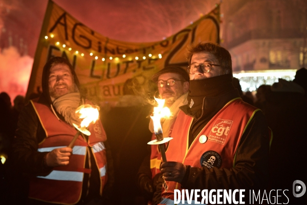 Marche aux flambeaux, contre la réforme des retraites du 23 janvier 2020, à Paris. National strike of 23 janvier 2020 in Paris.