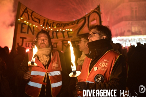 Marche aux flambeaux, contre la réforme des retraites du 23 janvier 2020, à Paris. National strike of 23 janvier 2020 in Paris.