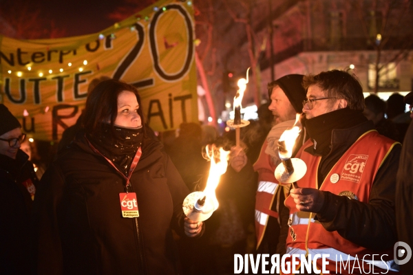 Marche aux flambeaux, contre la réforme des retraites du 23 janvier 2020, à Paris. National strike of 23 janvier 2020 in Paris.