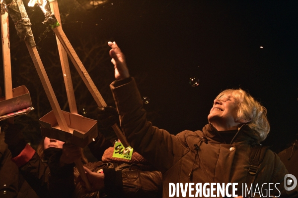 Marche aux flambeaux, contre la réforme des retraites du 23 janvier 2020, à Paris. National strike of 23 janvier 2020 in Paris.