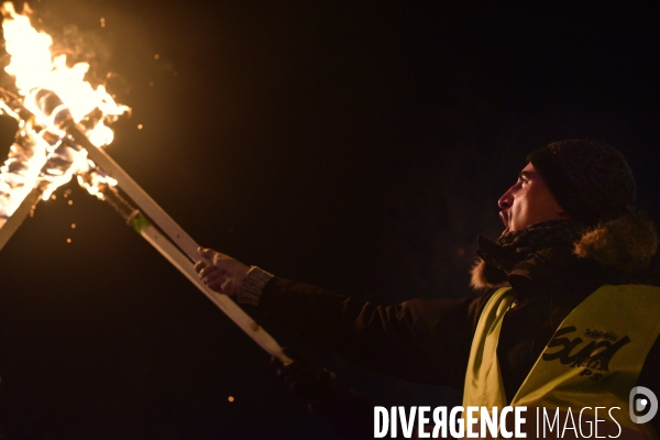 Marche aux flambeaux, contre la réforme des retraites du 23 janvier 2020, à Paris. National strike of 23 janvier 2020 in Paris.