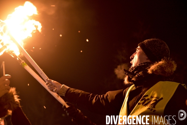 Marche aux flambeaux, contre la réforme des retraites du 23 janvier 2020, à Paris. National strike of 23 janvier 2020 in Paris.