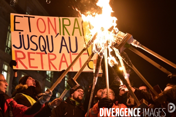 Marche aux flambeaux, contre la réforme des retraites du 23 janvier 2020, à Paris. National strike of 23 janvier 2020 in Paris.