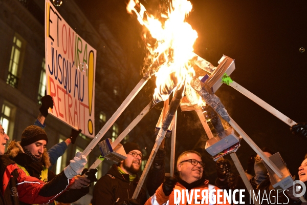 Marche aux flambeaux, contre la réforme des retraites du 23 janvier 2020, à Paris. National strike of 23 janvier 2020 in Paris.