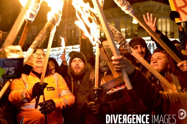 Marche aux flambeaux, contre la réforme des retraites du 23 janvier 2020, à Paris. National strike of 23 janvier 2020 in Paris.