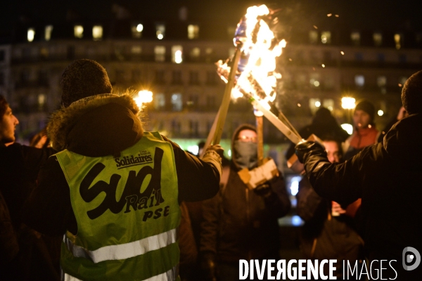 Marche aux flambeaux, contre la réforme des retraites du 23 janvier 2020, à Paris. National strike of 23 janvier 2020 in Paris.