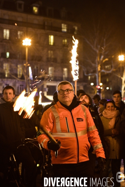 Marche aux flambeaux, contre la réforme des retraites du 23 janvier 2020, à Paris. National strike of 23 janvier 2020 in Paris.
