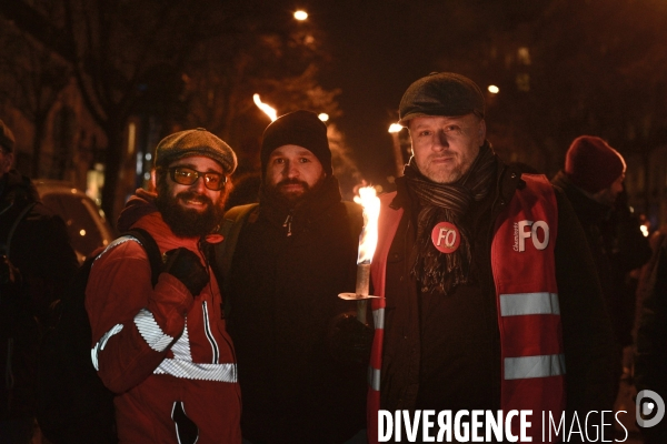 Marche aux flambeaux, contre la réforme des retraites du 23 janvier 2020, à Paris. National strike of 23 janvier 2020 in Paris.