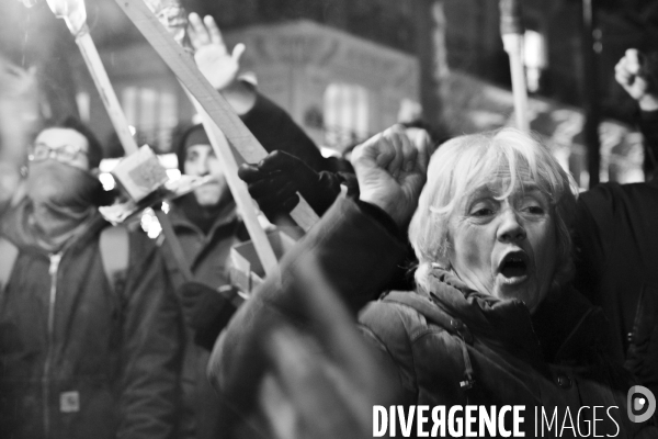 Marche aux flambeaux, contre la réforme des retraites du 23 janvier 2020, à Paris. National strike of 23 janvier 2020 in Paris.