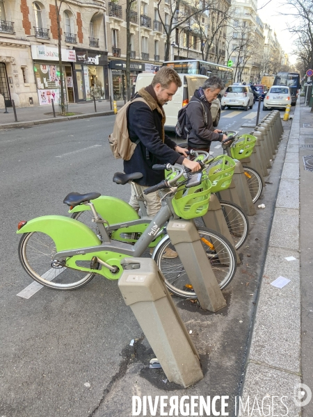 Des usagers prennent un velo velib a paris