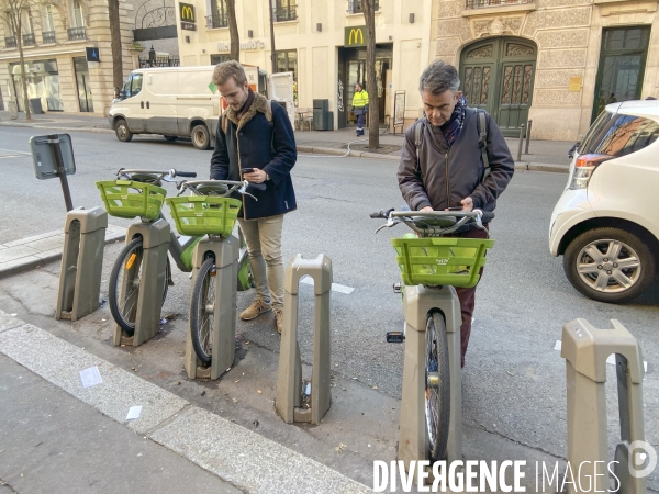 Des usagers prennent un velo velib a paris