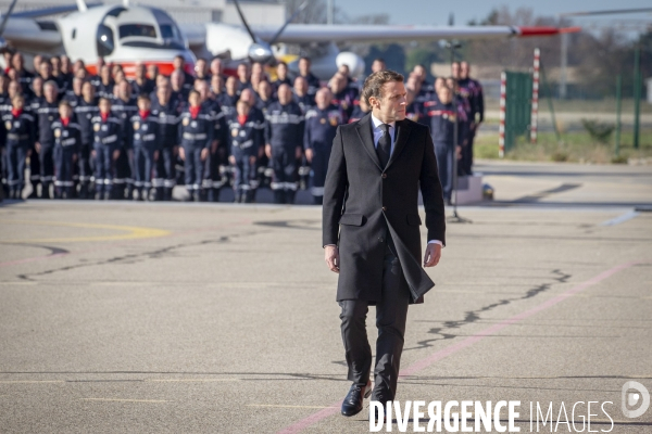 Emmanuel Macron: cérémonie pour trois sauveteurs accidentés à Nîmes-Garons