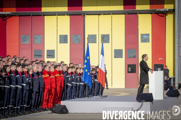 Emmanuel Macron: cérémonie pour trois sauveteurs accidentés à Nîmes-Garons