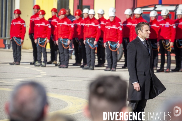 Emmanuel Macron: cérémonie pour trois sauveteurs accidentés à Nîmes-Garons