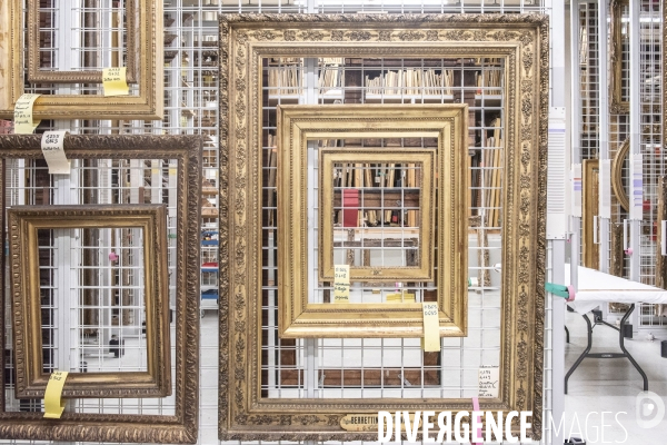 Dans les réserves de cadres du musée du Louvre