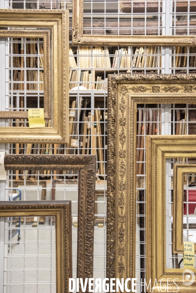 Dans les réserves de cadres du musée du Louvre
