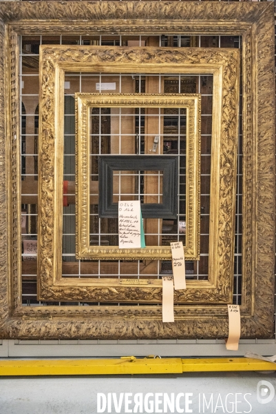 Dans les réserves de cadres du musée du Louvre