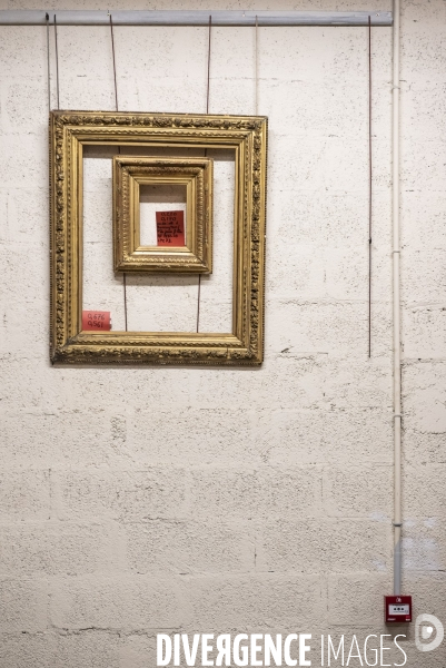 Dans les réserves de cadres du musée du Louvre