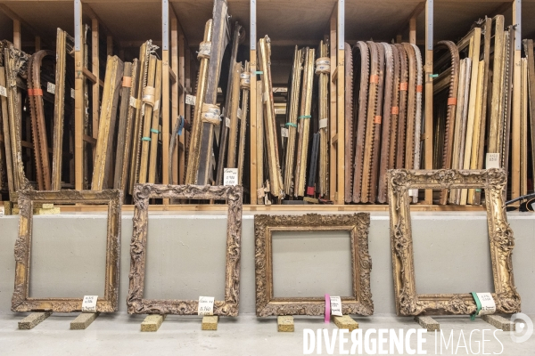 Dans les réserves de cadres du musée du Louvre