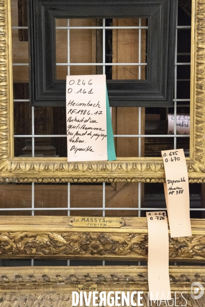 Dans les réserves de cadres du musée du Louvre