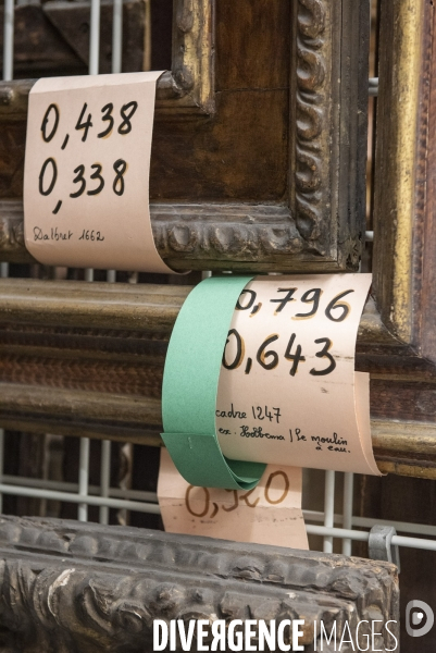 Dans les réserves de cadres du musée du Louvre
